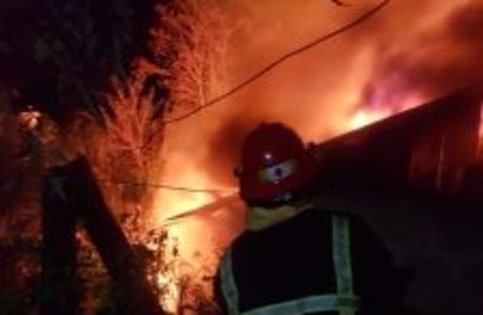 Investigan las causas de un incendio que afectó una vivienda y un depósito