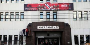 People walk by the headquarters of Independiente soccer club in Avellaneda, on the outskirts of Buenos Aires, Argentina, April 5, 2018\u002E REUTERS/Marcos Brindicci