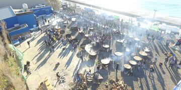 El Sindicato Petroleros entregó 72.800 porciones de locro en Caleta