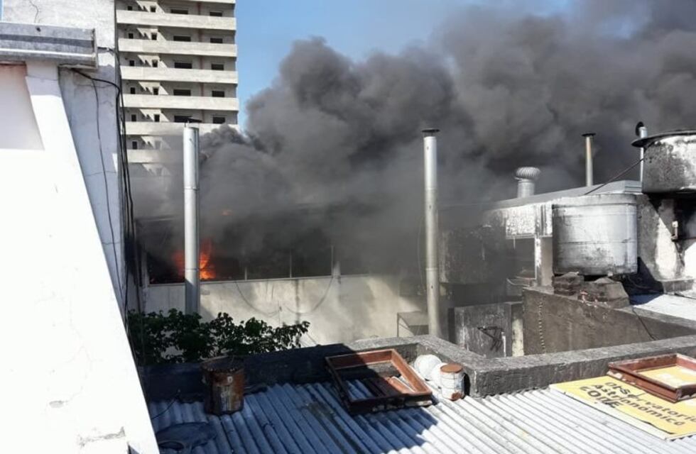 La casa central de una panadería se incendió debido a la explosión de un horno