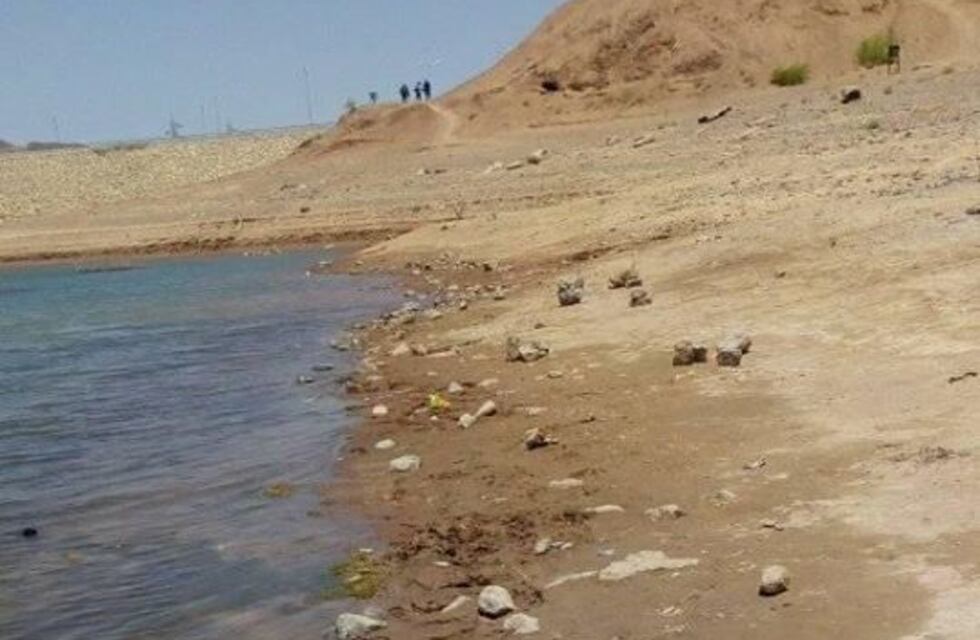 La basura en un dique sanjuanino causa indignación