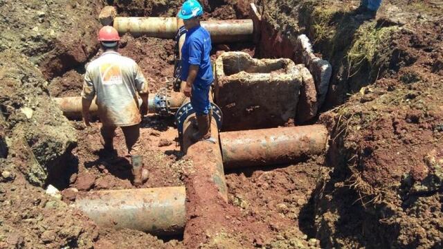 Empleados de SAMSA trabajando