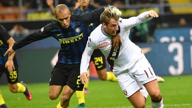 MLN01. MILu00c1N (ITALIA), 26/10/2016.- Joao Miranda (i) de Inter ante Maxi Lu00f3pez (i) de Torino hoy, 26 de octubre de 2016, durante un partido de la Serie A italiana en el estadio Giuseppe Meazza de Milu00e1n. EFE/DANIEL DAL ZENNARO italia milan Joao Miranda maxi