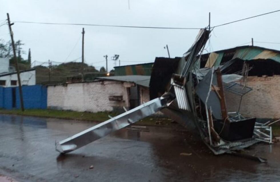 La tormenta de esta madrugada causó destrozos en el Club Altético Oberá