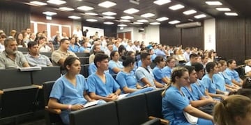 Alumnos de enfermería de la Universidad de Misiones en las nuevas instalaciones de la Escuela en el Parque de la Salud\u002E (Misiones Online)