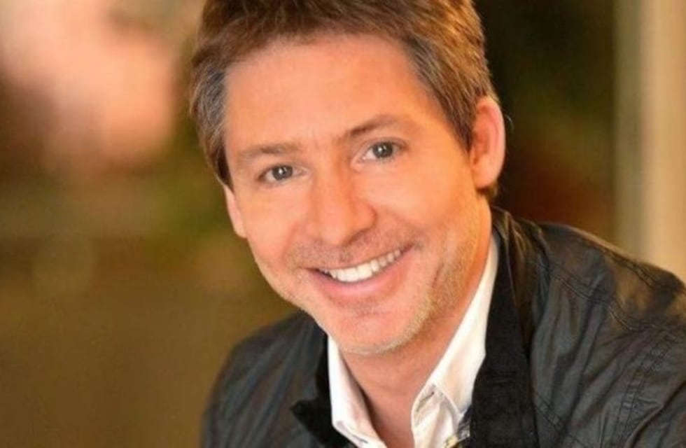 Adrián Suar tuvo que ser atendido por una azafata en un aeropuerto