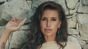 Flor Peña rompió las redes con un look infartante: peluca rubia platinada, minifalda y top ultra escotado