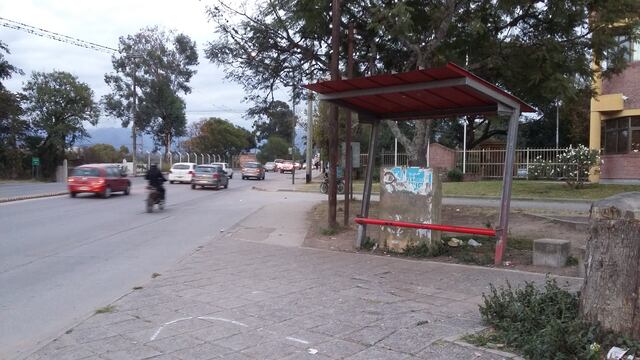 Jueves por la tarde, sin servicio de colectivos urbanos y de media distancia, en Jujuy. La UTA reclama el pago completo de los salarios a sus afiliados.