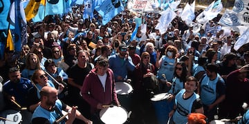 Docentes nucleados en Uepc marchan frente al Centro Cívico contra el ofrecimiento salarial del Gobierno.
