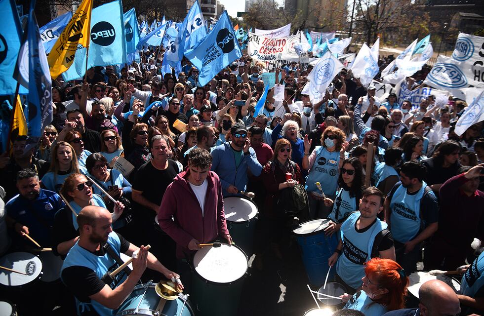 Miles de docentes reclamaron mejoras salariales en Córdoba: un importante grupo cruzó a Monserrat