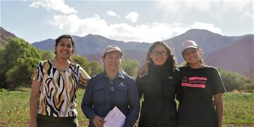 La diputada Chaher junto a las emprendedoras de la huerta agroecológica y una asesora técnica del INTA.
