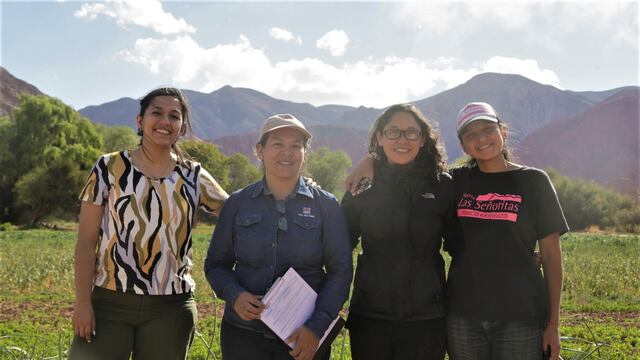La diputada Chaher junto a las emprendedoras de la huerta agroecológica y una asesora técnica del INTA.