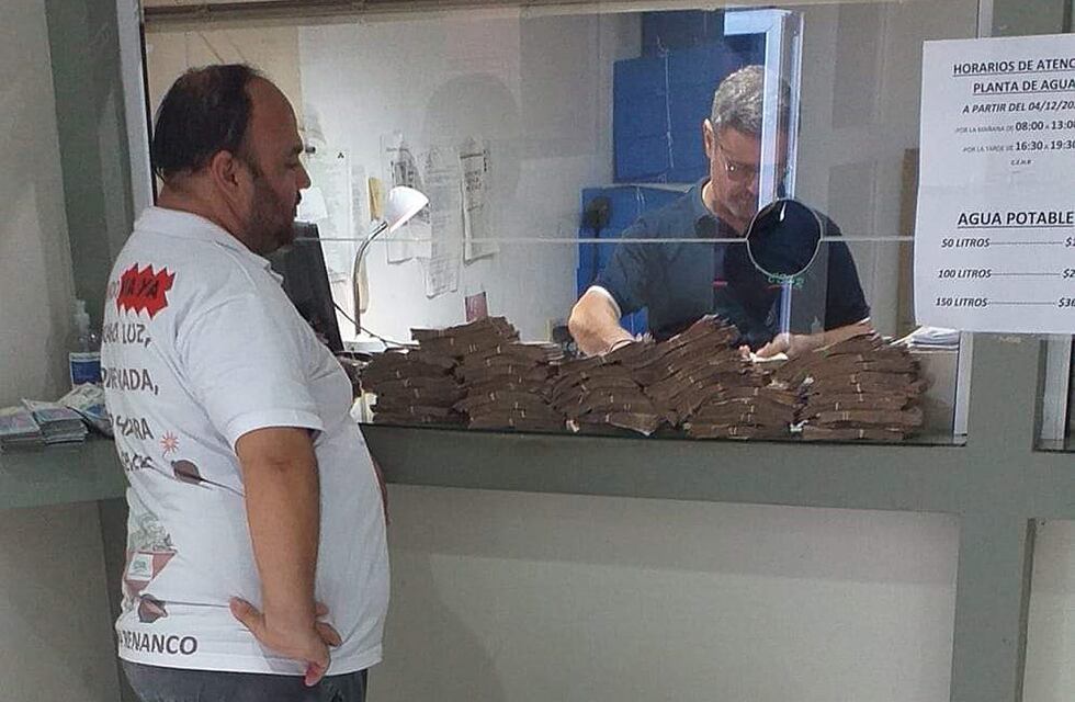 Fue a pagar con una carretilla repleta de billetes y desató una investigación por fraude en Córdoba