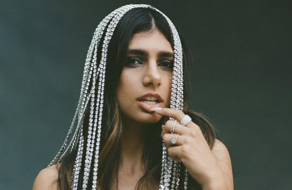 Con la luz del atardecer entrando por la ventana, Mia Khalifa mostró su belleza sin filtro