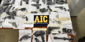 Parte del arsenal secuestrado a la banda desbaratada. (Prensa Gobernación)