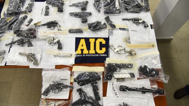 Parte del arsenal secuestrado a la banda desbaratada. (Prensa Gobernación)