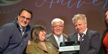 El Concejo Deliberante obsequió al Templo "Buenas Nuevas" una placa recordatoria por las "bodas de oro" de la institución.