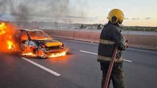 Ciudad de Córdoba. Se incendió un taxi en la Circunvalación. (Policía)