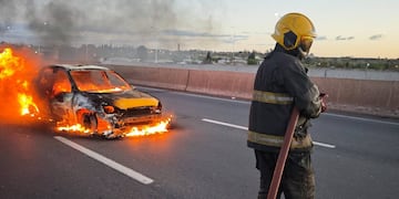 Ciudad de Córdoba. Se incendió un taxi en la Circunvalación. (Policía)