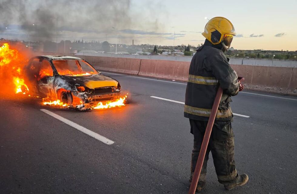 Preocupación: un taxi se incendió en plena Circunvalación de Córdoba