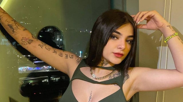 Karely Ruiz posó desde la arena con una nanokini con la que casi muestra de más