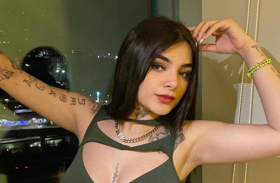 Karely Ruiz posó desde la arena con una nanokini con la que casi muestra de más