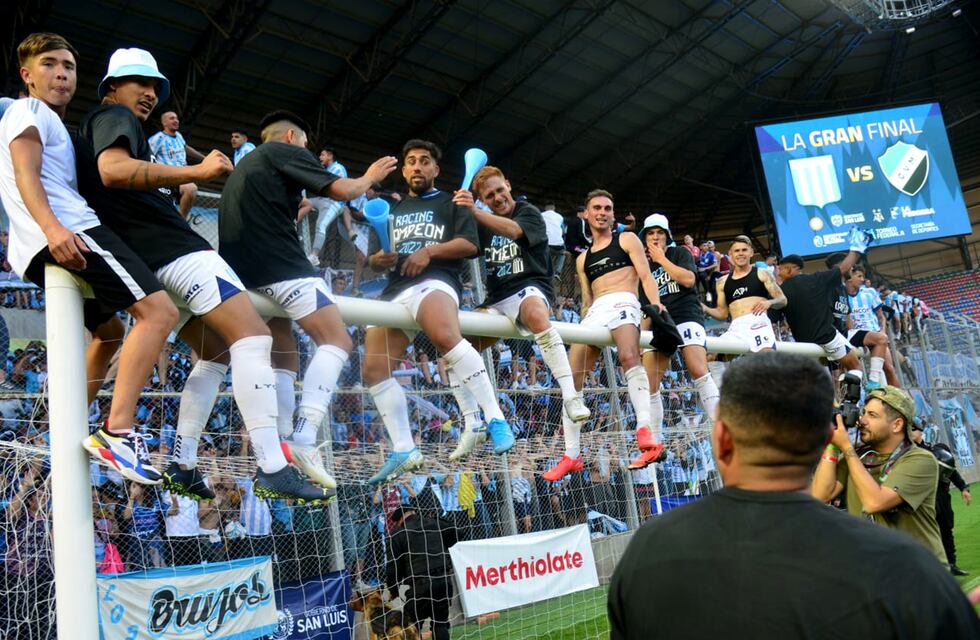 El saludo de Belgrano: para Racing y para Carlos Bossio