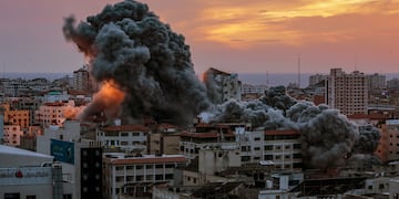 -FOTODELDÍA- EA6592. CIUDAD DE GAZA (---), 07/10/2023.- El humo se eleva después de que aviones de combate israelíes atacaran la torre Palestina en la ciudad de Gaza, el 7 de octubre de 2023. A principios de este mismo sábado, se lanzaron andanadas de cohetes desde la Franja de Gaza en un ataque sorpresa contra Israel reivindicado por el movimiento islamista Hamás. En una declaración televisada, el primer ministro israelí dijo que el país está en guerra. EFE/ Mohammed Saber