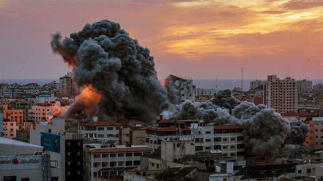-FOTODELDÍA- EA6592. CIUDAD DE GAZA (---), 07/10/2023.- El humo se eleva después de que aviones de combate israelíes atacaran la torre Palestina en la ciudad de Gaza, el 7 de octubre de 2023. A principios de este mismo sábado, se lanzaron andanadas de cohetes desde la Franja de Gaza en un ataque sorpresa contra Israel reivindicado por el movimiento islamista Hamás. En una declaración televisada, el primer ministro israelí dijo que el país está en guerra. EFE/ Mohammed Saber