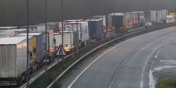 Camiones varados tras el cierre de la frontera entre Francia y el Reino Unido