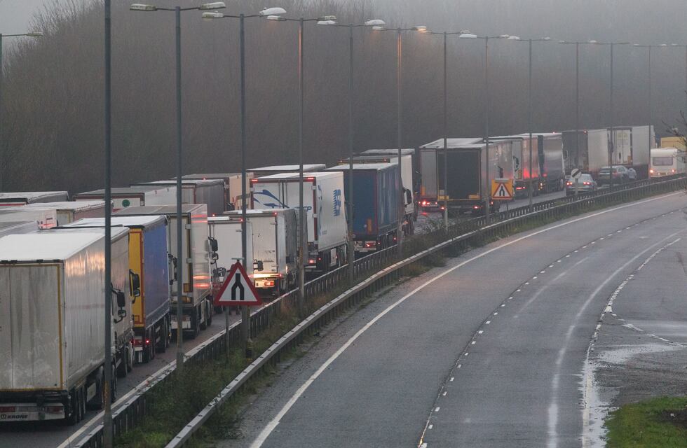 Tras el cierre por la nueva cepa de coronavirus, Francia reabre su frontera con el Reino Unido