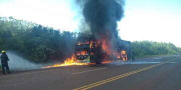 En plena Ruta Nacional N°12 se incendió un colectivo.