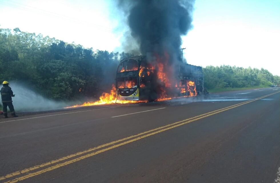 En plena Ruta Nacional N°12 se incendió un colectivo