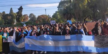 La movilización fue masiva y culminó con la entrega de un petitorio al secretario de la Gobernación, Luis Rueda.