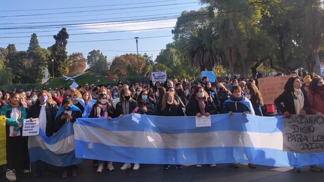 La movilización fue masiva y culminó con la entrega de un petitorio al secretario de la Gobernación, Luis Rueda.