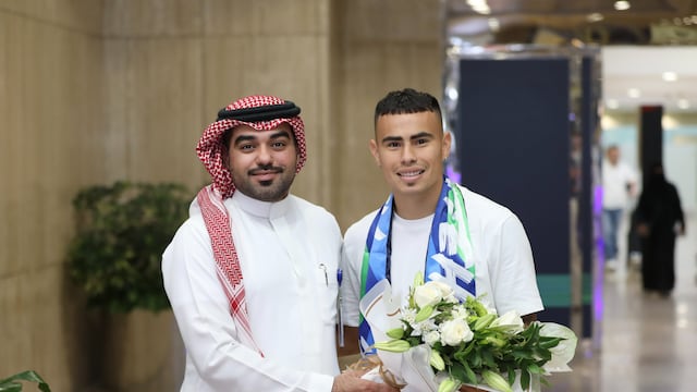 El cordobés Lucas Zelarayán en su llegada al Al Fateh, su nuevo equipo. Pero con Belgrano en la piel (Twitter @EnFatehclub).