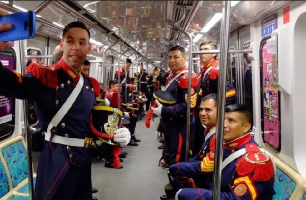 Los Granaderos viajaron en subte a una misa en homenaje a San Martín