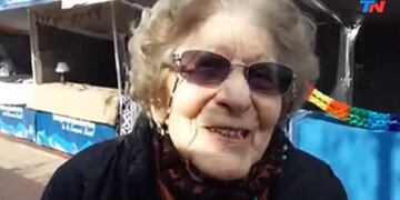 A los 99 años, va a la escuela y tienen asistencia perfecta (Foto: TN)