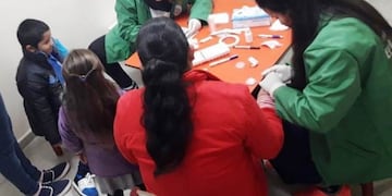 Personal del programa provincial de prevención del mal de Chagas realizan los controles necesarios para detectar la enfermedad en los niños\u002E