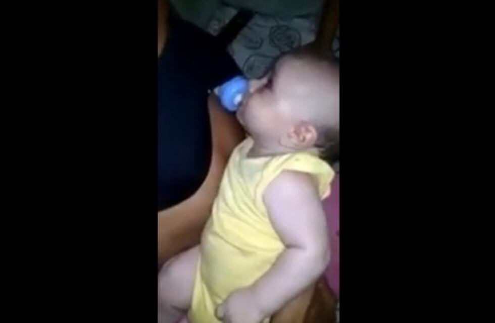 Se puso una careta, un corpiño y le dio la "teta" a su bebé