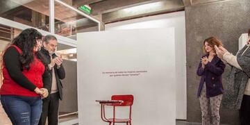 Banco Rojo en la Fac\u002E de Artes UNT (UNT)