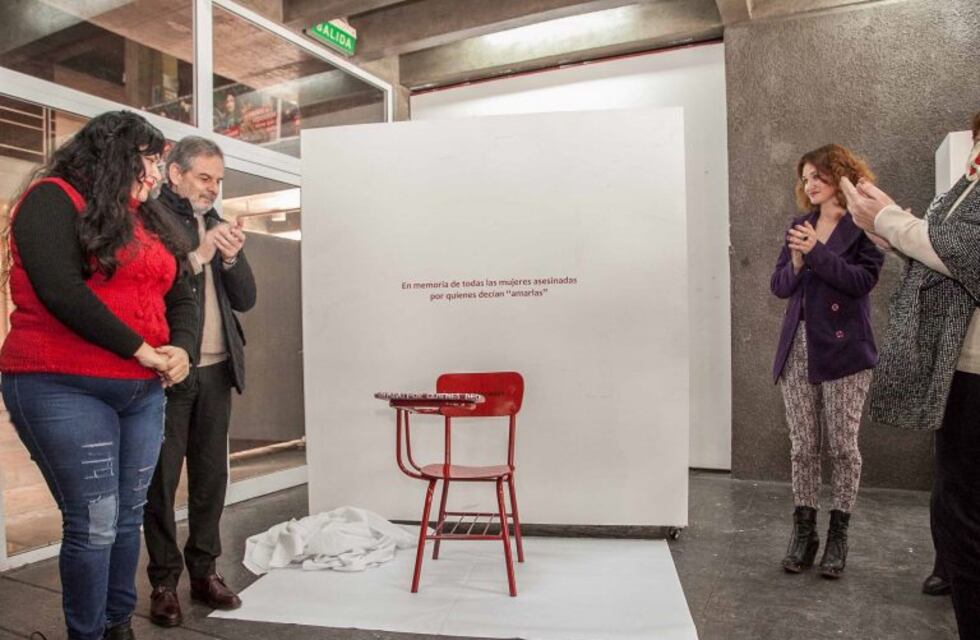 Nuevo Banco Rojo en la Facultad de Artes en homenaje a Leydi Meneses