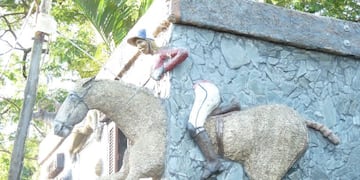 Polo en su mejor estilo en una casa de la Avenida Alem de Posadas\u002E (Luciano Aguirre)