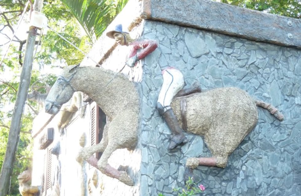 La casa escultura de Federico Bordón en un barrio de Posadas: magia pura