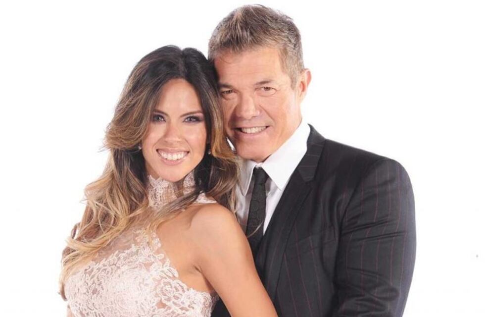 Barby Franco y Fernando Burlando, mimosos y sin ropa en la playa