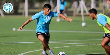 Dos goles en el amistoso internacional posicionaron a Leo Sequeira como delantero definido\u002E