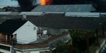 DYN01, SAN JUSTO, BUENOS AIRES, 25/10/2017, SEIS TRABAJADORES RESULTARON HERIDOS, DOS DE ELLOS CON QUEMADURAS, COMO CONSECUENCIA DE UN INCENDIO Y EXPLOSIÓN EN UNA FÁBRICA DE PINTURAS DE LA CIUDAD BONAERENSE DE SAN JUSTO, PARTIDO DE LA MATANZA\u002E FOTO:DYN/POL BONAERENSE