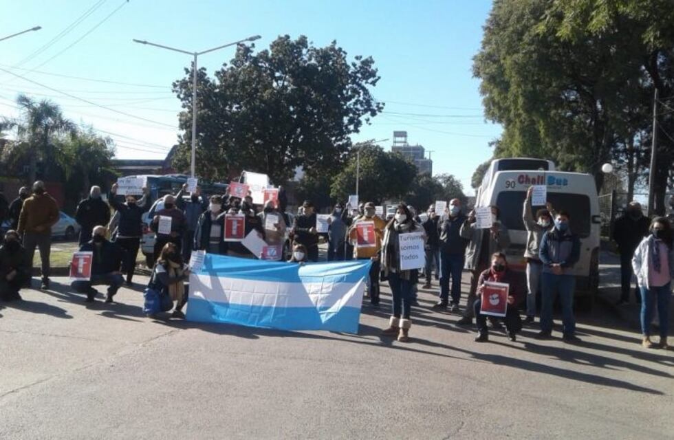 Prestadores turísticos, hoteleros y gastronómicos marcharon exigiendo se declare la Emergencia Turística