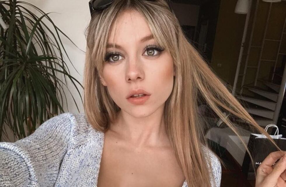 Ester Expósito posó en top y puso a suspiras a sus seguidores: “Ando por ahí”