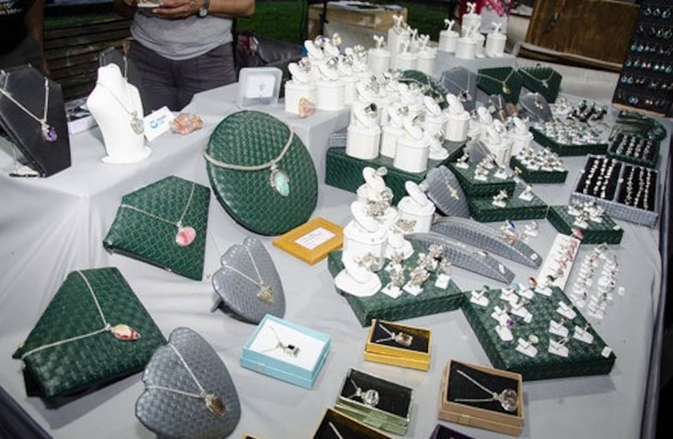 ¿Cómo fue el primer fin de semana de la feria artesanal de la plaza Independencia?